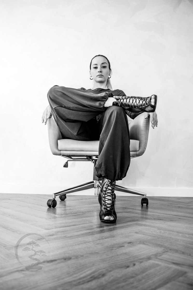 Portret studyjny w czerni i bieli